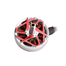 Zbliżenie na unikalny, ażurowy design silnika T-Motor Pacer P2505 1850kV z magnesami N54 dla lepszej wydajności.