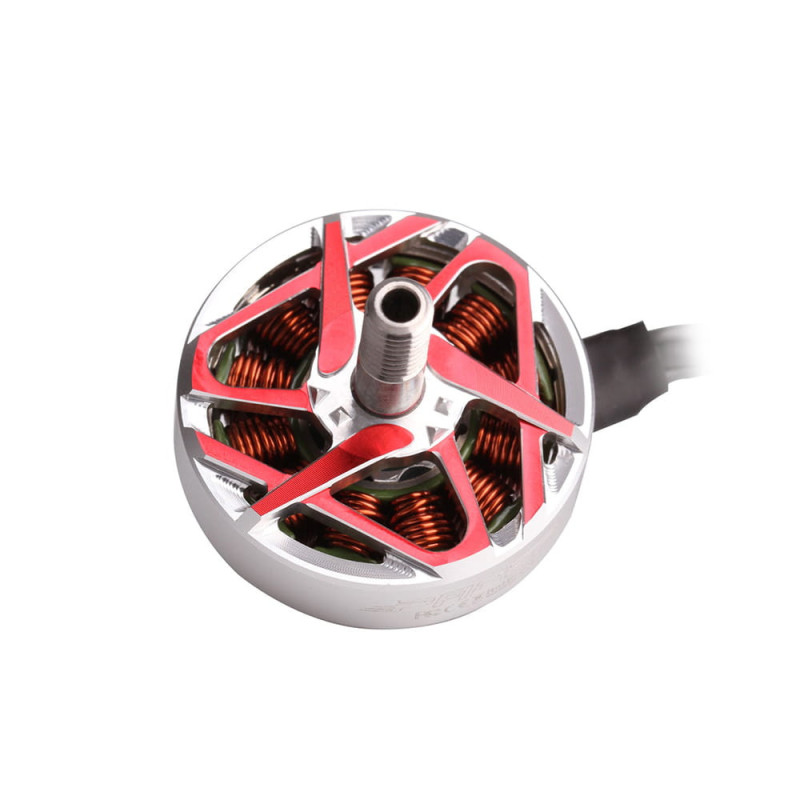 Zbliżenie na unikalny, ażurowy design silnika T-Motor Pacer P2505 1850kV z magnesami N54 dla lepszej wydajności.